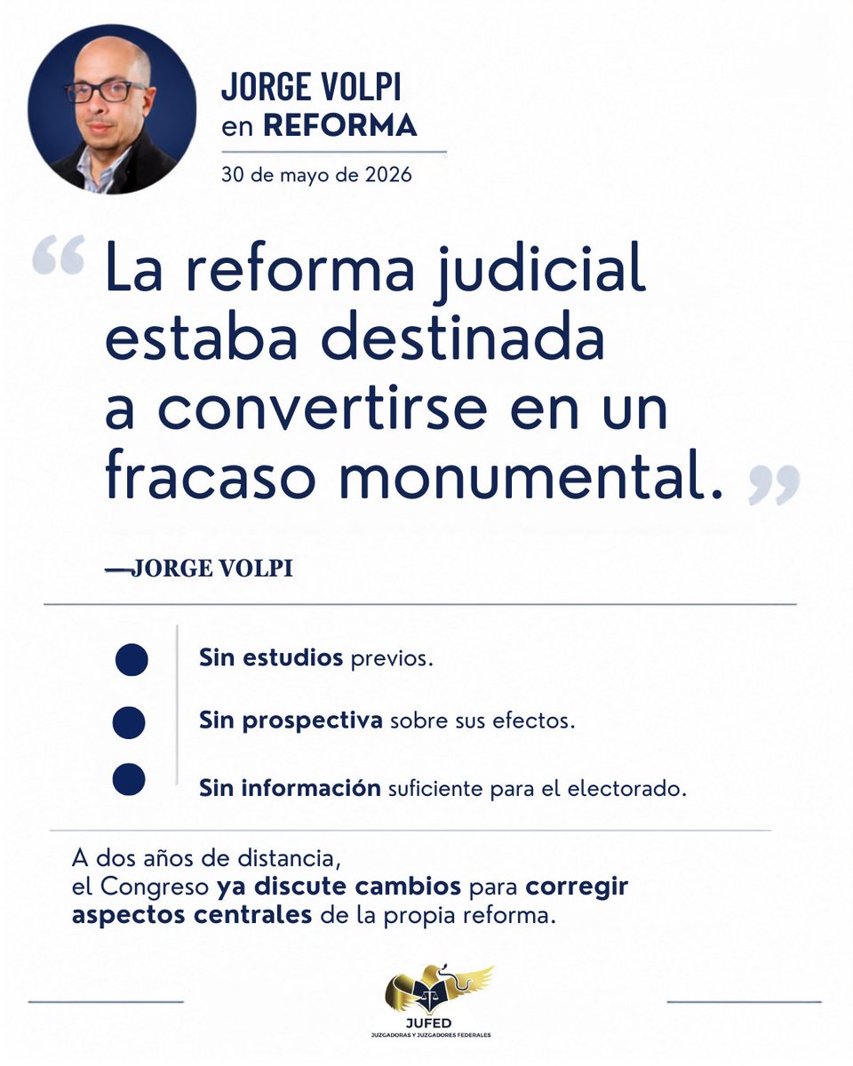 jufed_org's tweet photo. Compartimos el artículo “Vuelta atrás”, publicado por Jorge Volpi en Reforma el 30 de mayo de 2026.

Artículo completo: https://t.co/avW4LADdUz

"Un desastre anunciado. Todos aquellos con algún conocimiento sobre nuestro lamentable sistema de justicia -o solo dotados con un poco de sentido común- lo advirtieron: la reforma judicial impulsada por Andrés Manuel López Obrador y aprobada durante los primeros meses del mandato de Claudia Sheinbaum no solo iba a empeorar sus de por sí deterioradas condiciones, sino que estaba destinada a convertirse en un fracaso monumental. Dictada solo por el capricho, sin el menor estudio previo y sin la menor prospectiva sobre sus efectos, todo en ella rozaba el absurdo o, en otro sentido, la actualización del Proceso de Kafka.

Convocar a los ciudadanos a votar por todas sus autoridades judiciales, con boletas elefantiásicas en las que resultaba imposible discernir entre nombres desconocidos, sin tener idea de sus trayectorias o de sus responsabilidades futuras, en las que prácticamente cualquier abogado podía presentar su candidatura, y todo ello en medio de una nueva enloquecida arquitectura institucional, es acaso una de las mayores tropelías demagógicas cometidas en nuestro tiempo. Todo lo que podía empeorar en un sistema corrupto, agónico y disfuncional, lo hizo.

Cuando el partido oficial tenía todas las condiciones para emprender la auténtica reforma integral de nuestro sistema de justicia -de las fiscalías al Poder Judicial en su conjunto y de las policías a las áreas periciales-, este optó por aprobar este engendro que traiciona tanto la lógica más elemental como todos los principios de la izquierda.

A unos meses de su forzada implementación, la catástrofe está a la vista de todos: una Suprema Corte reducida a una caricatura, jueces que apenas descubren sus nuevas funciones, un rezago infinito, la inducción masiva del voto, una pasmosa sensación de indefensión y unas condiciones para acceder a la justicia aún más desiguales y arbitrarias que antes. Resulta inevitable preguntarse cómo tantas personas -y, en especial, tantos abogados, entre ellos dos exministros de la Suprema Corte- se prestaron, en cada paso, a justificar esta inaudita falta de escrúpulos solo para satisfacer el ego del líder.

El caos que ha provocado en todos los ámbitos de la vida pública ha sido tan evidente que justo quien se obcecó en seguir los dictados de su predecesor, la presidenta Sheinbaum, es quien no ha tenido más remedio que echarse para atrás. Al cúmulo de errores en la iniciativa enviada al Congreso el 20 de mayo se les denomina -no podía ser de otra forma- "áreas de oportunidad". Áreas que son incontables, porque todo -todo- ha salido aún peor de lo esperado, como demuestra esta bochornosa rectificación que, sin embargo, no es sino un parche que no cambia sustancialmente las cosas y, en cambio, empeora otras.

Para empezar, la iniciativa retrasa a 2028 las elecciones: algo que, ante los llamados del INE, parecería un ejercicio de sensatez, si no fuera porque el modelo para elegir a los jueces, ahora o en dos años, ya ha demostrado su ineficacia. Asimismo, contempla la creación de una Comisión Coordinadora para establecer nuevos parámetros de evaluación de los candidatos -que hasta ahora eran, en esencia, nulos- lo cual los reducirá, en virtud de sus méritos y observando la paridad de género, a cuatro; luego, mediante un método de insaculación -es decir: el puro azar-, estos se reducirán a dos por cargo y especialidad. La propuesta intenta regresar al antiguo sistema de carrera judicial -incluso devuelve a la Corte su antigua división en dos salas-, pero sin hacerlo del todo, conservando las condiciones de una costosísima elección solo para no borrar del todo la ocurrencia de AMLO.

Tendremos, así, lo peor de los dos mundos: una instancia central, controlada directamente por el gobierno, que podrá eliminar perfiles a su antojo, y de nuevo la disparatada disyuntiva de los ciudadanos frente a candidatos que de todas maneras no conocerán, impulsando otra vez los acordeones partidistas que dirigirán los resultados. Nos hallamos frente a un nuevo desastre anunciado: al parecer, ni siquiera las pantagruélicas dimensiones del anterior lograron hacernos aprender la lección."

Fuente: Jorge Volpi, “Vuelta atrás”, Reforma, 30 de mayo de 2026.