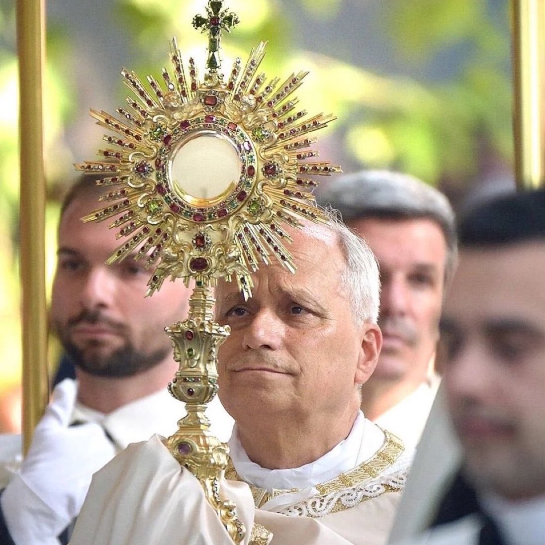 FatherCapo's tweet photo. “Just as Christ gives himself as food in the Eucharistic celebration, the procession shows that he is not confined to the church, but comes out to meet us. 

Jesus travels the streets, crosses the squares and visits our neighborhoods, dwelling in the settings of our daily lives. He is a God who is close to us, who walks with his people, the Lord of history. 

He is comfort to the weak, light for families, hope for the sick and peace for those who suffer.  

The Christ who processes through the streets in the monstrance is the same one who identifies with the poor, the downtrodden, those who are alone and forsaken.” — Pope Leo XIV, Corpus Christi Mass in Madrid 🇻🇦✝️🇪🇸