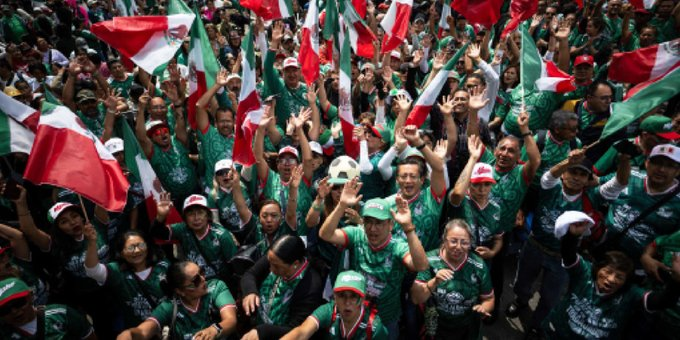 DeUltimoM's tweet photo. En un ambiente de fiesta antes del Mundial, gente en México se reunió para intentar romper el récord Guinness de la mayor ola humana que suele verse en los estadios. https://t.co/PLYCGLAIPc