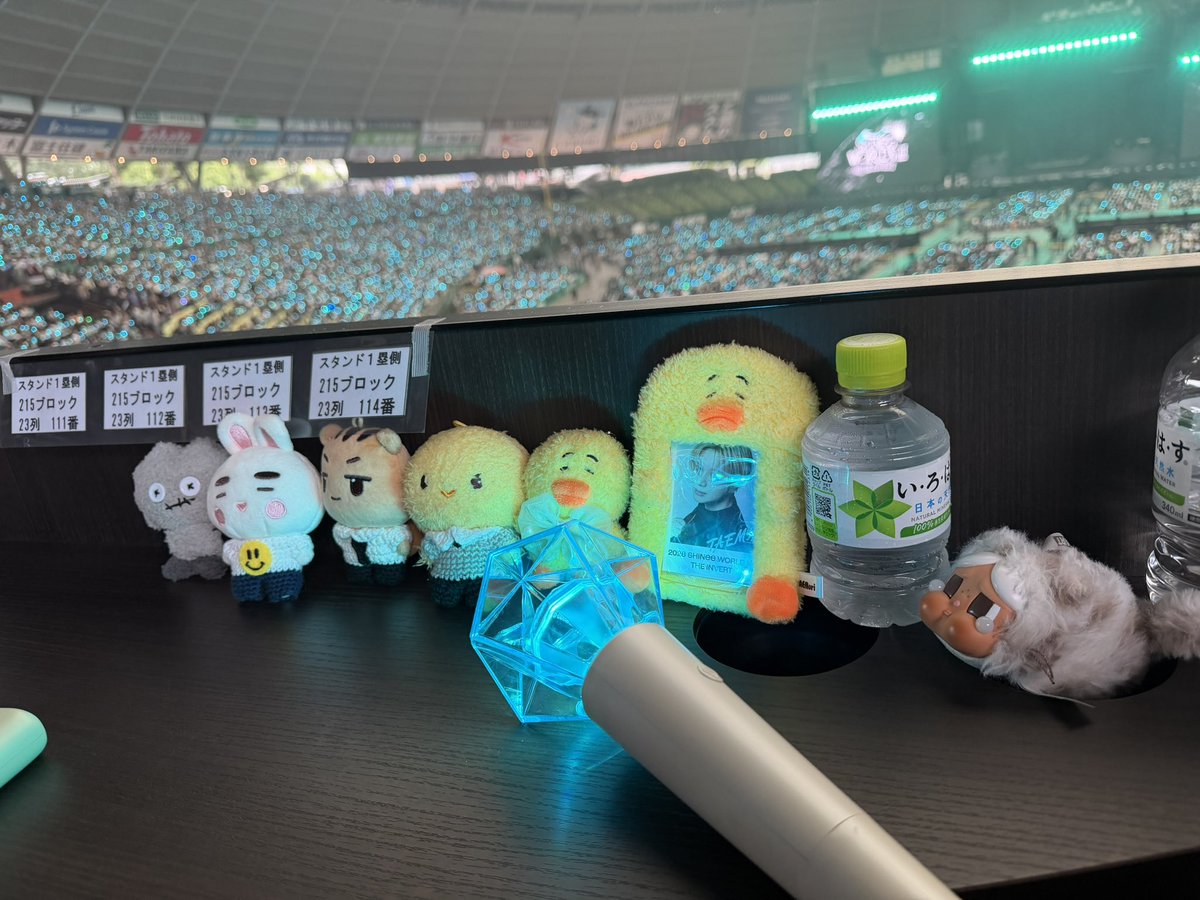 chikuwariwari's tweet photo. 終わっちゃった…………同じボックス席だった大先輩シャヲルのお姉さま方、ソンムルもいただきお写真も撮って、優しくお話してくれて、せめてXとかも聞いておけばよかった……無事に飛行機は乗れましたか……涙
 #SHINee https://t.co/8LqabsrOKT