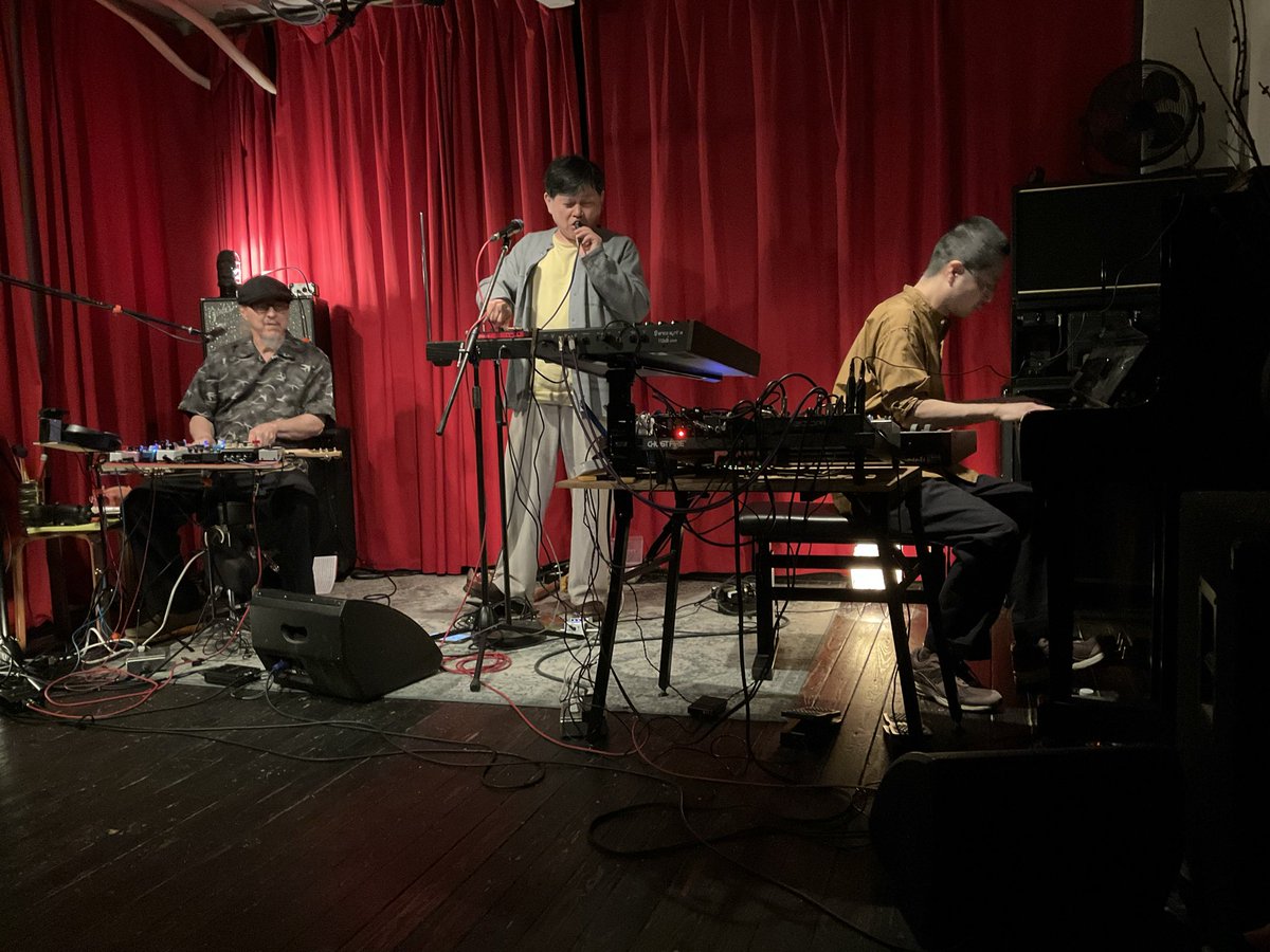 deeraqua's tweet photo. 八丁堀七針での「巻上公一と熱海サンビーチ」のライブを観てきました。巻上さん、サムベネットさん、坂口光央さんによる即興ユニット。

おもちゃ箱をひっくり返したようなごちゃごちゃガチャガチャした印象ではありましたがなんとはなしの整然としたところがあったのは面白かったです。 https://t.co/P1JnFgmgXg