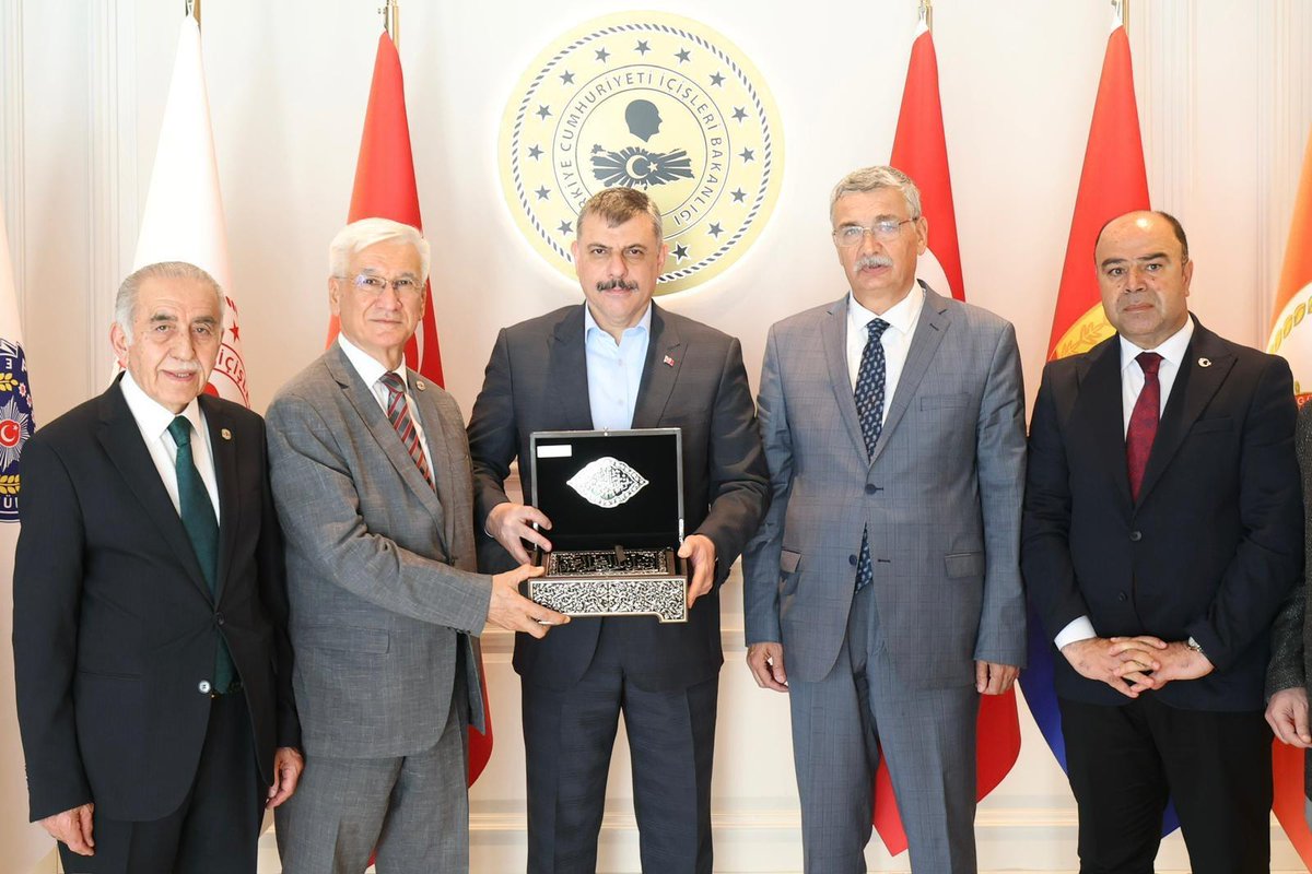 Karakoprubel's tweet photo. Belediye Başkanımız Nihat Çiftçi; Türkiye Belediye Başkanları Birliği Başkanı Mehmet Yeloğlu, TBBB Yüksek İstişare Kurulu Başkanı Celalettin Güvenç ve birliğin yönetim kurulu üyeleri ile birlikte, İç İşleri Bakanımız Sn. Mustafa Çiftçi'ye hayırlı olsun ziyaretinde bulundular. 

Kabulleri ve değerli misafirperverlikleri için teşekkür ederiz.
