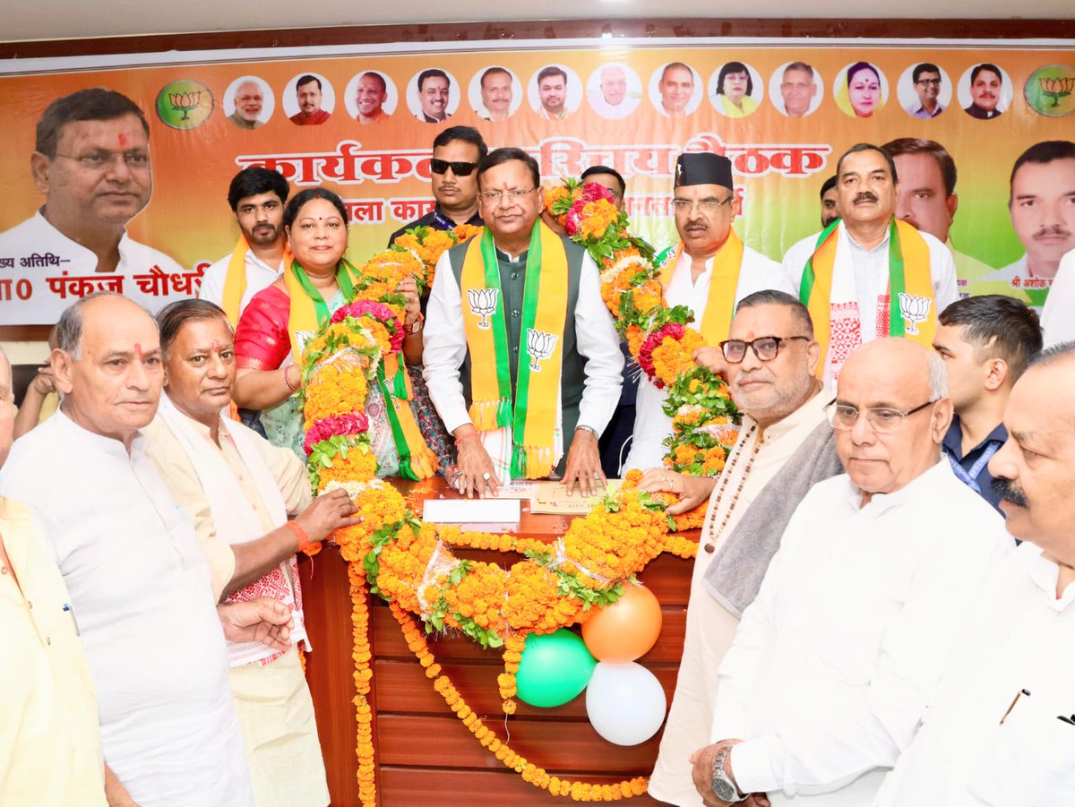 BJP4UP's tweet photo. प्रदेश अध्यक्ष श्री @mppchaudhary ने कानपुर देहात में भाजपा कार्यालय पर पार्टी पदाधिकारियों एवं जनप्रतिनिधियों के साथ बैठक कर आगामी संगठनात्मक गतिविधियों व विभिन्न समसामयिक विषयों पर चर्चा की। https://t.co/I8xpxWN1Yj