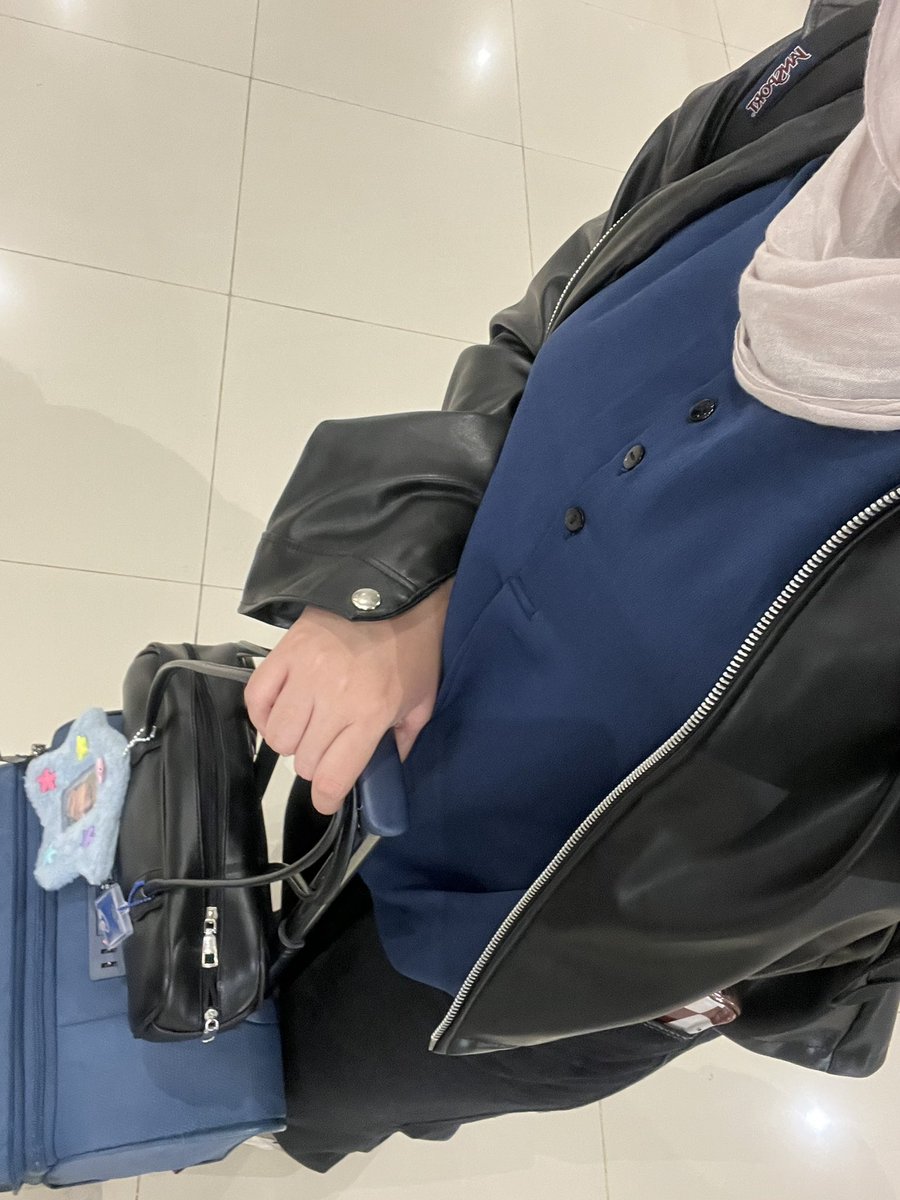 deuseuyo's tweet photo. baru landing tapi pikiran masih ke si exo exo itu https://t.co/dNHjdr15Dw