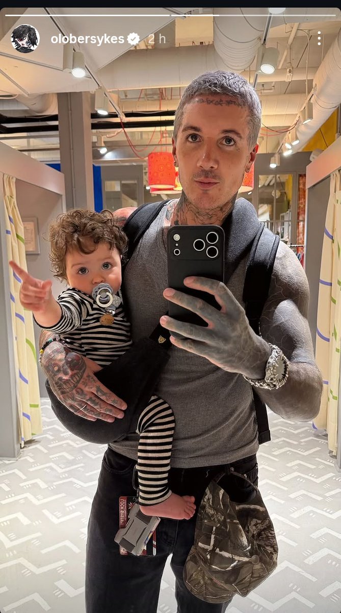 oaraA_'s tweet photo. graças a Deus vivi o suficiente pra ver Oliver Sykes sendo pai coruja https://t.co/H2PQomIkbP