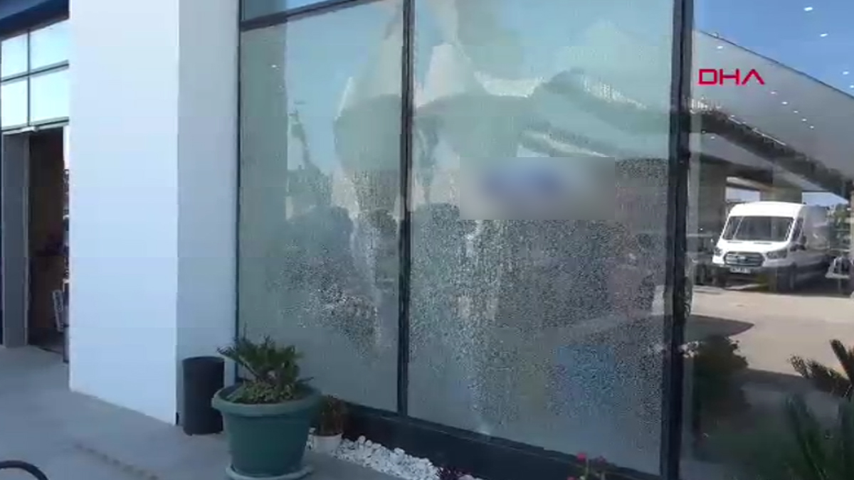 onedio's tweet photo. İstanbul'da Otokoç Genel Müdürlüğü'ne yönelik saldırının ardından bir haber de Antalya'dan geldi. 

📌Kepez'de bulunan Otokoç araba galerisine silahla ateş açıldı. https://t.co/5gwLjyky0J