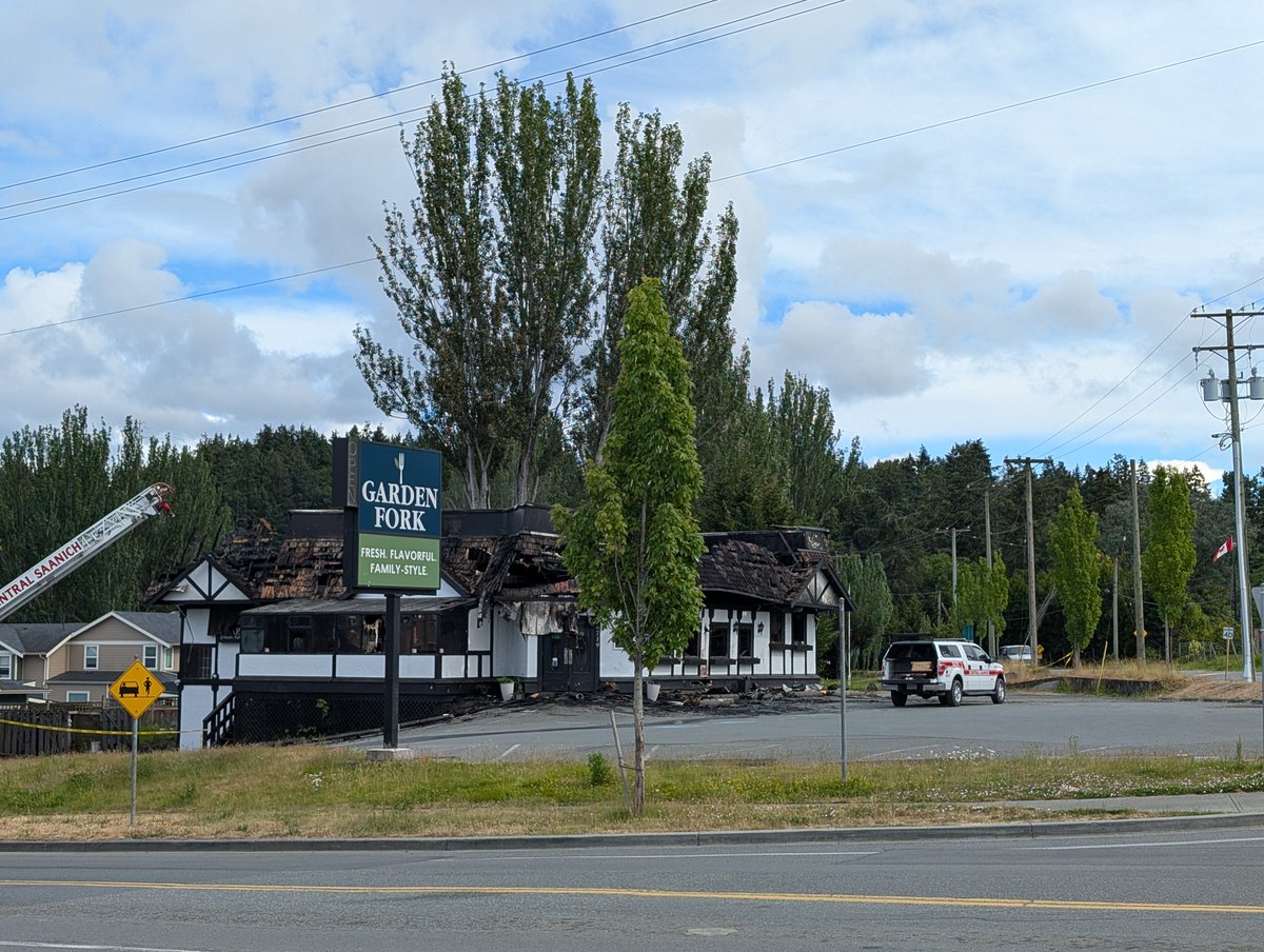 LogCabinMuseum's tweet photo. Sorry to learn of the devastating fire @ #GardenFork. In addition to the dreams & aspirations of current owners, that site holds a lot of #CSaan history over the decades. Gas station> Geary’s> PorterHouse> Smitty’s> Sassy’s> Floyds> Garden Fork.
#community @CSaanichFire @csvffa https://t.co/gkkcEpMzOx