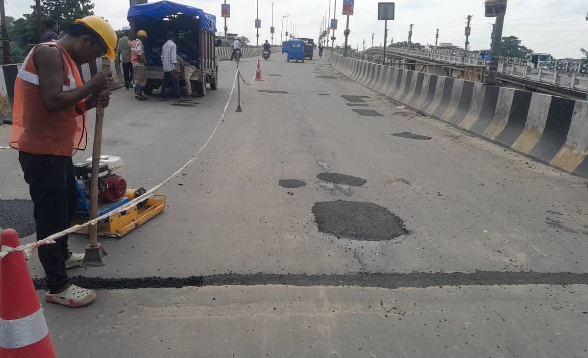 drrajdeeproy's tweet photo. All potholes along the Saradarghat Brigade route have been repaired using ECOFIX technology, improving road conditions and ensuring safer, smoother travel for commuters. A small but important step towards better infrastructure and public convenience.

#SaradarghatBrigade #ECOFIX https://t.co/U8IWeC6w06