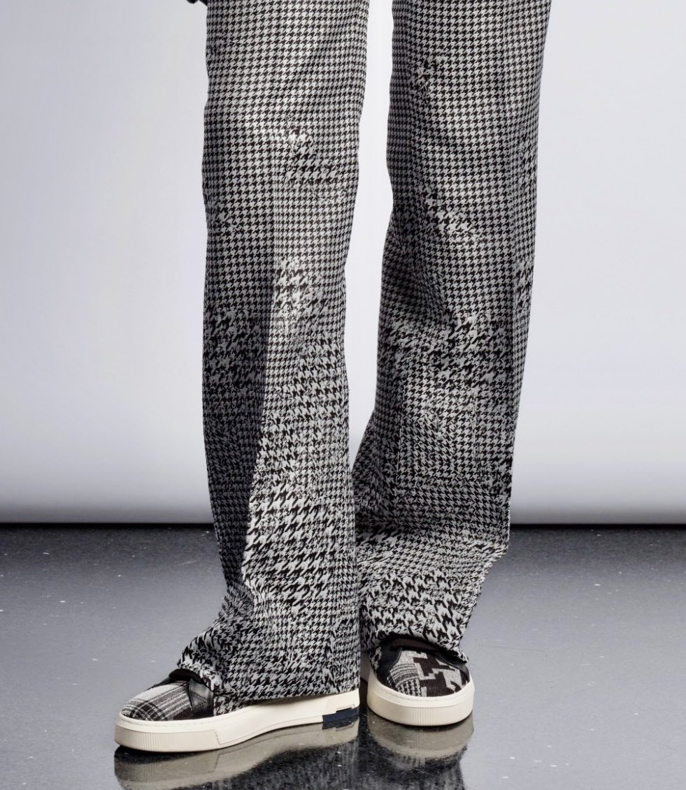 joshuakanebespk's tweet photo. Mr #DavidTennant wearing Joshua Kane ‘Abstract Houndstooth Suit’ with the Joshua Kane ‘Patchwork Houndstooth’ sneaker collaboration with @vyn for the @hollywoodreporter and on the red carpet for the #Rivals finale premier. https://t.co/kGsIWcBMZq