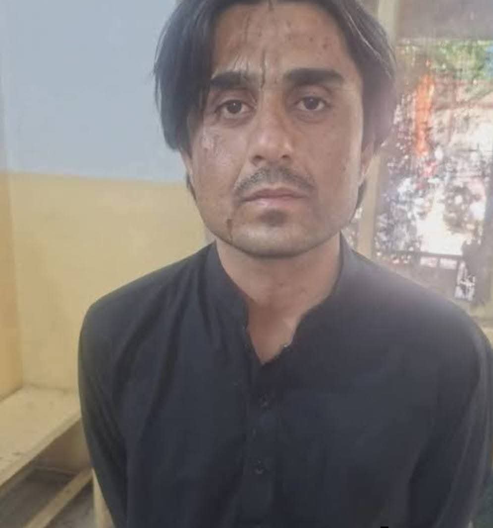 mesamalik's tweet photo. کوئٹہ کے سینڈیمن سول ہسپتال میں خاتون ڈاکٹر ڈاکٹر ماہ نور ناصر پر تیزاب پھینکنے کا افسوس ناک واقعہ نہ صرف ایک فرد پر حملہ ہے بلکہ ہمارے معاشرے کے اجتماعی ضمیر کے لیے ایک لمحۂ فکریہ بھی ہے۔ ایک ایسی بیٹی، جو اپنی تعلیم، صلاحیت اور محنت کے ذریعے انسانیت کی خدمت میں مصروف تھی، اسے اس سفاکانہ انداز میں نشانہ بنانا انتہائی قابلِ مذمت، غیر انسانی اور دل دہلا دینے والا فعل ہے۔

اگرچہ پولیس کے مطابق ملزم ہلاک ہو چکا ہے، تاہم اس واقعے نے کئی اہم سوالات کو جنم دیا ہے۔ سب سے اہم سوال یہ ہے کہ آخر وہ کون سے عوامل تھے جنہوں نے ایک شخص کو اس سنگین اور انسانیت سوز جرم پر آمادہ کیا؟ کیا اس کے پیچھے ذاتی عناد، انتہا پسندانہ سوچ، نفسیاتی مسائل یا کوئی اور محرک کارفرما تھا؟ ان سوالات کے جوابات تک پہنچنا ناگزیر ہے تاکہ معاشرہ ایسی ذہنیت کی جڑوں اور اسباب سے آگاہ ہو سکے۔

یہ امر بھی قابلِ غور ہے کہ اگر ملزم کو زندہ گرفتار کیا جاتا تو ممکنہ طور پر اس جرم کے پس منظر، محرکات اور ممکنہ سہولت کاروں تک رسائی آسان ہو سکتی تھی۔ انصاف صرف مجرم کو سزا دینے کا نام نہیں بلکہ جرم کے اسباب، محرکات اور اس سے جڑے تمام پہلوؤں کو بے نقاب کرنا بھی انصاف کا بنیادی تقاضا ہے۔

آج ہم اپنی بیٹیوں کو اعلیٰ تعلیم دلوا رہے ہیں، انہیں ڈاکٹر، انجینئر، استاد اور دیگر شعبوں میں کامیاب دیکھنا چاہتے ہیں، لیکن اس کے ساتھ یہ سوال بھی اہم ہے کہ کیا ہم اپنے بیٹوں کو احترامِ انسانیت، برداشت، ذمہ داری اور خواتین کے حقوق کا شعور دے رہے ہیں؟ کیا ہم انہیں یہ سکھا رہے ہیں کہ عورت اور مرد ایک دوسرے کے حریف نہیں بلکہ ایک مہذب اور ترقی یافتہ معاشرے کی تعمیر میں برابر کے شریک ہیں؟ اگر نہیں، تو ہمیں اپنی تربیتی ترجیحات پر سنجیدگی سے نظرثانی کرنا ہوگی۔

تیزاب گردی جیسے جرائم صرف ایک فرد کو جسمانی نقصان نہیں پہنچاتے بلکہ ایک پوری زندگی، خاندان اور معاشرے کو متاثر کرتے ہیں۔ ایسے واقعات کے اصل محرکات تک پہنچنا، ذمہ دار عناصر کو قانون کے مطابق سخت ترین سزا دلوانا اور خواتین کے تحفظ کو یقینی بنانا ریاست اور معاشرے دونوں کی مشترکہ ذمہ داری ہے۔

ہم اس دل خراش واقعے کی شدید الفاظ میں مذمت کرتے ہیں اور ڈاکٹر ماہ نور ناصر کی جلد اور مکمل صحت یابی کے لیے دعا گو ہیں۔ ساتھ ہی مطالبہ کرتے ہیں کہ اس کیس کے تمام پہلوؤں کی شفاف، غیر جانبدار اور جامع تحقیقات کی جائیں تاکہ حقیقت سامنے آئے، انصاف کے تقاضے پورے ہوں اور آئندہ کسی بیٹی، بہن یا ماں کو ایسی بربریت کا سامنا نہ کرنا پڑے۔