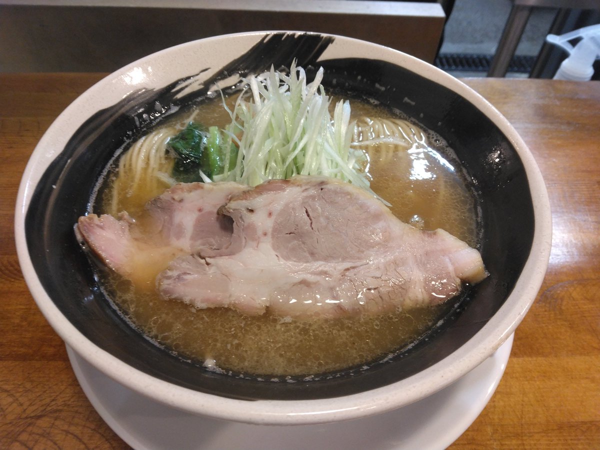 4JEJrUoqpq44420's tweet photo. パチ帰り夕ご飯
閉店ギリヘッスラでセーフ🙋
#麺屋㐂助（きすけ）さんで
焼きアゴ中華そば醤油いただきました🍜
焼きアゴの香りと風味抜群スープに喉越し良い細麺旨～い😋
チャーシューも勿論最高‼️
たかちゃん今日もお心遣いありがとう御座いました🙇

素敵な１杯ごちそうさまでした🙏 https://t.co/JHYSr17bm9