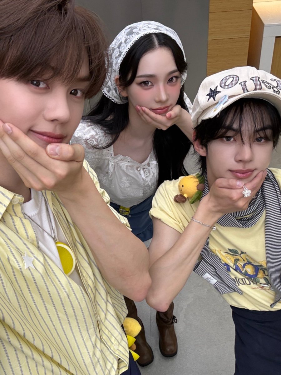 Kariva's tweet photo. ✶’_ )&amp;. special cute selfie with my human lemonade, gyuvin &amp; dohoon! 📸 they totally wore butter yellow clothes and were stylish. two poses, my favorite is the chin grabbing one! oh, it’s sweet not sour! it looks refreshing due we’re on duty. i’m grateful to be with them! 🍋᧙ https://t.co/ZXV8EkOck0