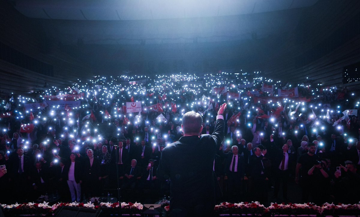 yorukcuoglu's tweet photo. 13. Olağan Büyük Birlik Kurultayımızı, Genel Başkanımız Sayın Mustafa Destici’nin riyasetinde; büyük bir coşku, heyecan ve inançla gerçekleştirdik.

Türkiye’mizin dört bir yanından gelerek bu büyük buluşmaya omuz veren tüm teşkilat mensuplarımıza, dava arkadaşlarımıza ve gönüldaşlarımıza yürekten teşekkür ediyoruz.

“Bir Yürek, Bir Millet, Bir Büyük Birlik” şiarıyla; inancımızı, azmimizi ve kararlılığımızı bir kez daha ortaya koyduk.

Bu kurultayla birlikte yeni bir dönemin kapılarını açıyor; milletimiz, devletimiz ve davamız için aynı istikamet üzere yürüyüşümüzü sürdürüyoruz.

Bizler, dün olduğu gibi bugün de dik yürüyenleriz.
Büyük Birlik’in kutlu yürüyüşü hayırlı olsun.

#DikYürüyenler
#BüyükBirlik