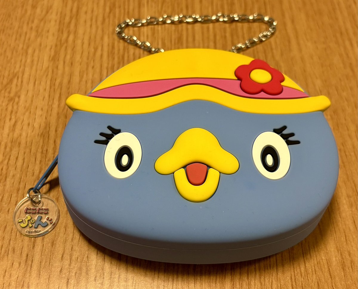 azu_min's tweet photo. 最近買った物②東京駅一番街にあるNHKのキャラクターショップで見かけ、あまりに懐かし過ぎて衝動買い。「にこにこ、ぷん」のぬいぐるみ&amp;フィギュアのキーホルダーとシリコンポーチ。可愛いけど、さすがにリュックに付ける勇気は無い…。じゃじゃまる、ぴっころ、ぽ〜ろり〜🎶 https://t.co/yWMvfNwulK