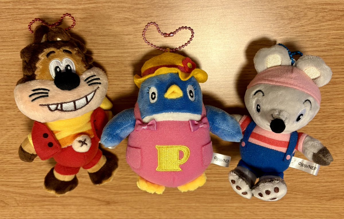 azu_min's tweet photo. 最近買った物②東京駅一番街にあるNHKのキャラクターショップで見かけ、あまりに懐かし過ぎて衝動買い。「にこにこ、ぷん」のぬいぐるみ&amp;フィギュアのキーホルダーとシリコンポーチ。可愛いけど、さすがにリュックに付ける勇気は無い…。じゃじゃまる、ぴっころ、ぽ〜ろり〜🎶 https://t.co/yWMvfNwulK