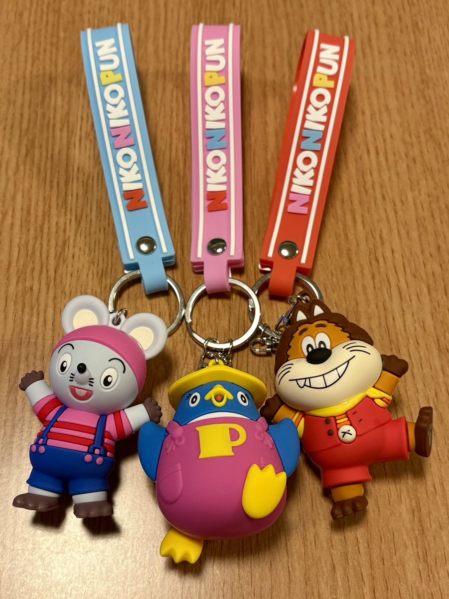 azu_min's tweet photo. 最近買った物②東京駅一番街にあるNHKのキャラクターショップで見かけ、あまりに懐かし過ぎて衝動買い。「にこにこ、ぷん」のぬいぐるみ&amp;フィギュアのキーホルダーとシリコンポーチ。可愛いけど、さすがにリュックに付ける勇気は無い…。じゃじゃまる、ぴっころ、ぽ〜ろり〜🎶 https://t.co/yWMvfNwulK