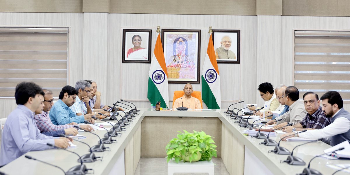 CMOfficeUP's tweet photo. मुख्यमंत्री @myogiadityanath जी ने आज प्रस्तावित उत्तर प्रदेश स्टार्टअप नीति-2026 के विभिन्न प्रावधानों की समीक्षा करते हुए उत्तर प्रदेश को देश का अग्रणी स्टार्टअप गंतव्य बनाने के लिए नई नीति तैयार करने के निर्देश दिए।

मुख्यमंत्री जी कहा कि नई नीति ऐसी होनी चाहिए जो प्रदेश के युवाओं को रोजगार खोजने वाला नहीं, बल्कि रोजगार सृजित करने वाला बनाए और उत्तर प्रदेश को स्टार्टअप तथा नवाचार के क्षेत्र में नई पहचान प्रदान करे।