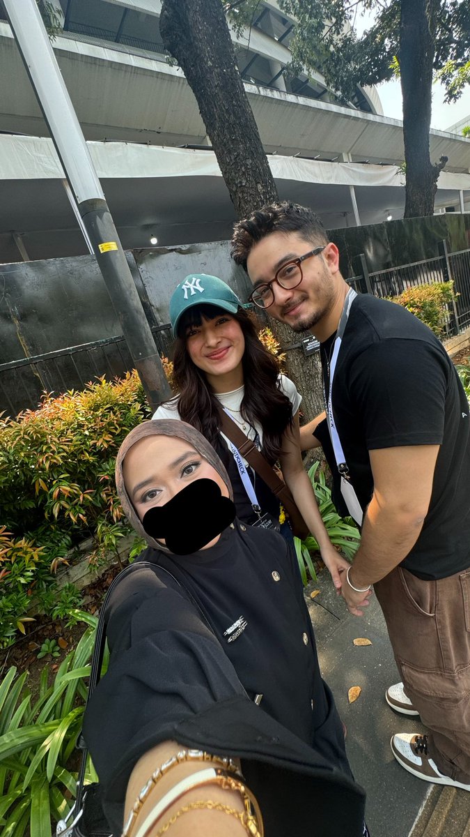 nebulalatte's tweet photo. TADI SEBELUM KETEMU EXO AKU KETEMU IDOLA2KU YANG LAIN DULU ALIAS MAWAR EVA DE JONGH DAN BRYAN DOMANI!!😭🫶🏼✨ (bryan pake kaos my gf likes exo / is an exo el gt gemes bgt!!) https://t.co/zo96y53BME