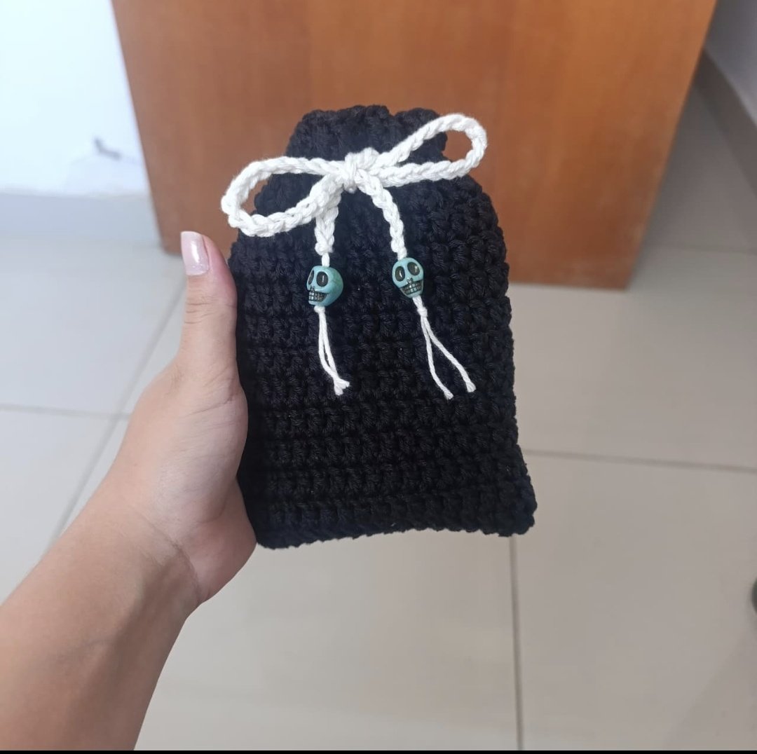 veudafarrapo's tweet photo. oii gente, passando pra fazer uma recomendação aqui, a querida @witch_risas faz saquinhos de crochê pra colocar baralhos, ela ta vendendo por 15 reais + frete. Super recomendo, trabalho lindo!! Quando os meus chegarem eu mostro pra vcs ♡ https://t.co/mJOOB31ZO4