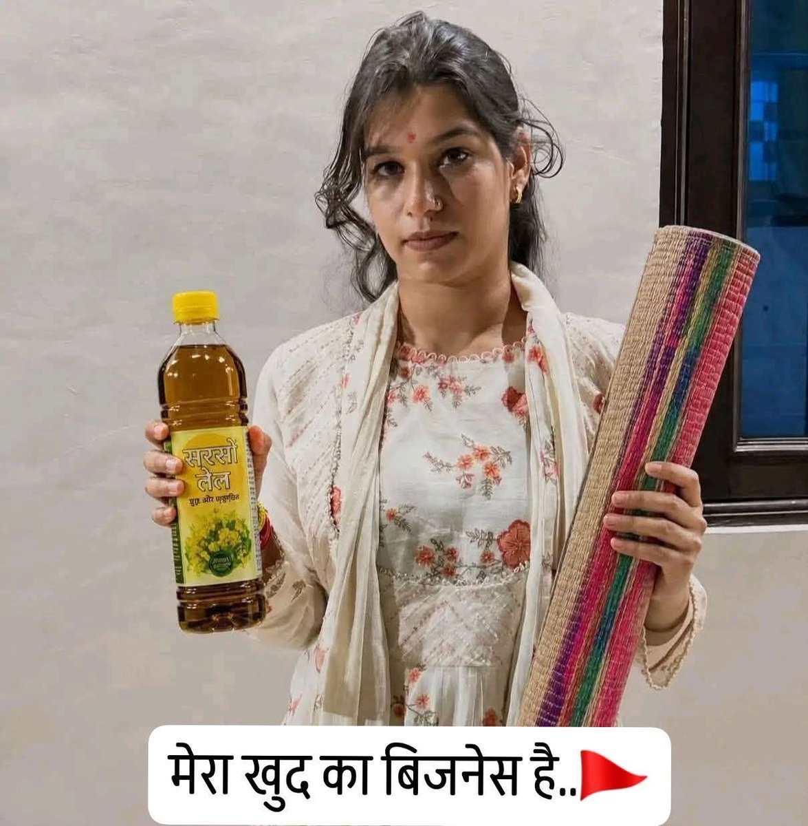 Queen510619151's tweet photo. हिंदुत्व के प्रणेता सावरकर की तरह इसका भी खुद का बिजनेस है तेल चटाई का। https://t.co/ZbbWJaSgGe