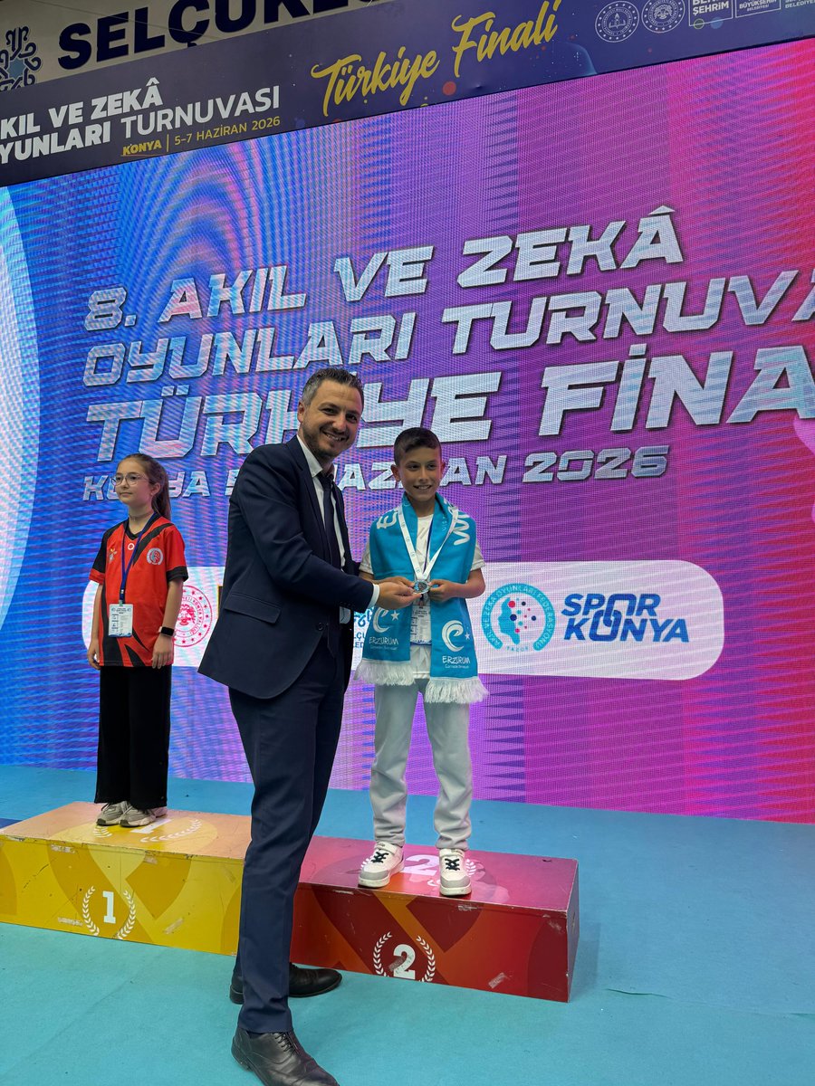 Erzurum_Mem's tweet photo. Gururumuz Semih Ataş! 🏆

Konya'da düzenlenen 8. Türkiye Akıl ve Zekâ Oyunları Türkiye Finalleri'nde, 79 ilden 783 öğrencinin katıldığı yarışmada Erzurum'u temsilen mücadele eden Karaçoban Merkez Fatih İlkokulu öğrencisi Semih Ataş, Küre kategorisinde Türkiye ikincisi olmuştur.

Öğrencimizi, ailesini, öğretmenlerini ve okul yönetimini tebrik ediyor, başarılarının devamını diliyoruz. 👏🇹🇷✨

#ZİRVEDEEĞİTİMERZURUMDAGELECEK

@tcmeb @Yusuf__Tekin @ekicis20