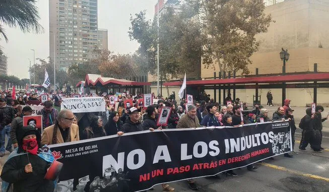 CCTT_Chile's tweet photo. Chile, ni perdón ni olvido: marcha contra la impunidad y por los DD.HH. https://t.co/rjxTMkmRc3 a través de @CCTT_Chile https://t.co/nap5f3rQYz