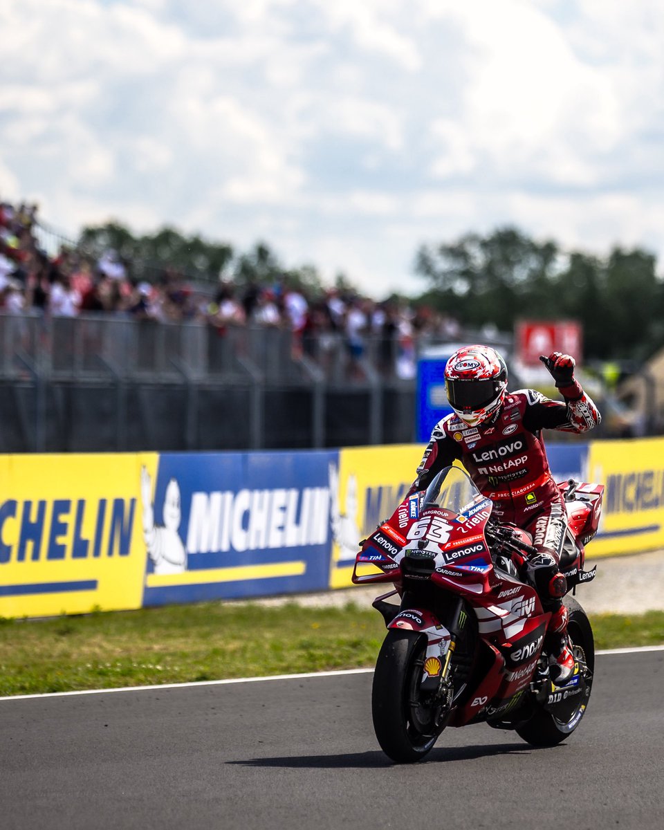 ducaticorse's tweet photo. 3x3 🥉🥉🥉
Bravo! 
#HungarianGP 🇭🇺

#ForzaDucati #DucatiLenovoTeam https://t.co/jC21mGZdow