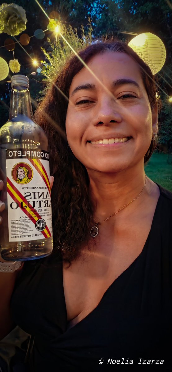 noeliaizarza's tweet photo. Me invitaron a una fiesta y había de esto... 👀🥃

¿Qué saben de este brebaje? 😅

¿Cuál ha sido su experiencia con él?  🤣🍻

Al rato les cuento cómo me fue... si es que sobrevivo para contarlo. 😂 https://t.co/OTGoDfhqHR