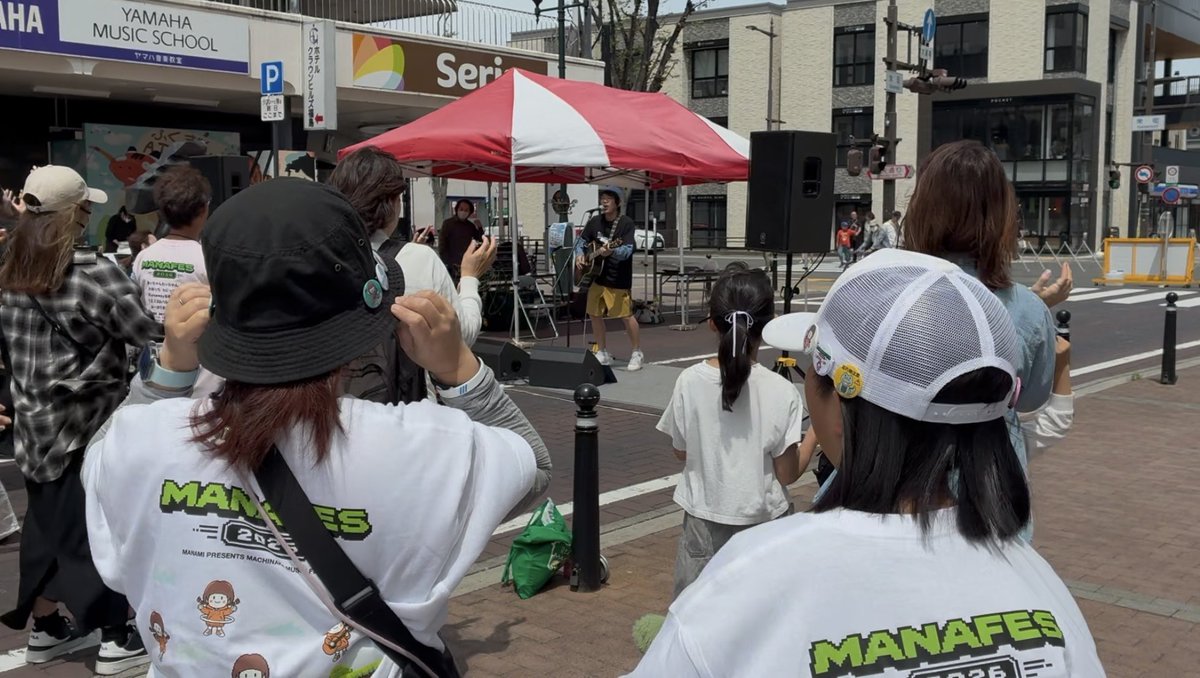 MacchoLEAGUE's tweet photo. 6/7は福島駅前で行われた「#福島まなフェス2026」へ家族みんなで🎸
娘はリステル以来のフラフーパー共演を1回も落とす事なく果たしつつ、トコトコ家族のナカノさん、モリ兄の最強ステージなど盛りだくさんで、今年もいろんなアーティストさんに出会えて大満足！
もりまなも素敵な楽曲で最高✨ https://t.co/88BVxFiNyg