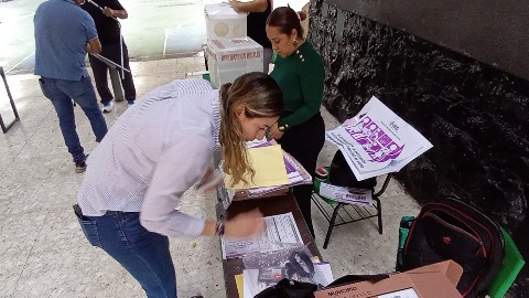OnceNoticiasTV's tweet photo. 🗳️📍 #AlMomento | Comienza la instalación de #casillas en el centro de #Saltillo para la jornada electoral en la que las y los coahuilenses elegirán 25 cargos del Congreso local.
@rubenfieytal en #OnceNoticias 🔻 https://t.co/LmKDWkAdg7