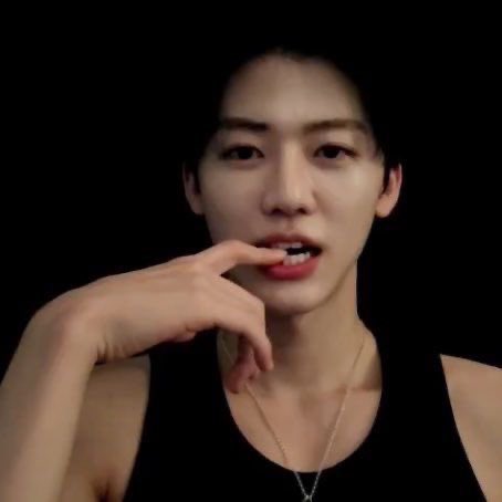njmhae's tweet photo. 😁🤏🏻 https://t.co/5IbsGVSxbK
