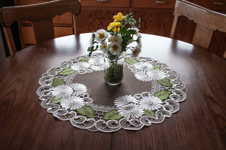 LinensArtThings's tweet photo. Lovely Silver Daisy on Brown tablecloth centerpiece embroidered with a Burlap Linen Fabric. Beautiful for the center of the table with a nice centerpiece or candle as an accent for any table. #linens #doilies #homedecor #tablelinens #tablecloths Shop Now: https://t.co/m4TOD7WYOp https://t.co/1KjeFuqqG6