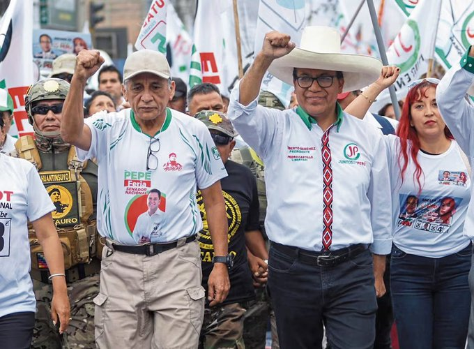 parapioggia's tweet photo. "¿Como vas a votar por KEIKO FUJIMORI, corrupta, misógina, machista, homofobica e hija de asesino?" dice el ZURDO DE MIERDA  e HIPOCRITA que va a votar por ROBERTO SANCHEZ - ANTAURO HUMALA.
Votar por SANCHEZ es votar por ANTAURO.

Curwebon #terrorismonuncamás #KeikoYaPerdió Anahi https://t.co/XHGKO6DEH1