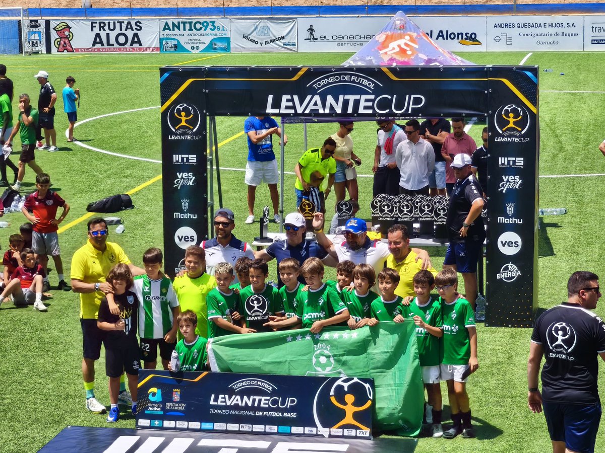 ef_altorreal's tweet photo. ✅️ Torneo Levante Cup 26
Categoría Benjamín. 

Gran Torneo el que ha realizado el equipo ⚽️
Se clasifica a fase plata y se mete en la semifinal ganando al Rayo Vallecano. 
Finalmente caemos en semifinal contra el Aguilas C.F. 

Campeón del torneo Real Betis Balompié.

💚🤍⚽️💪 https://t.co/ANNMRymot2