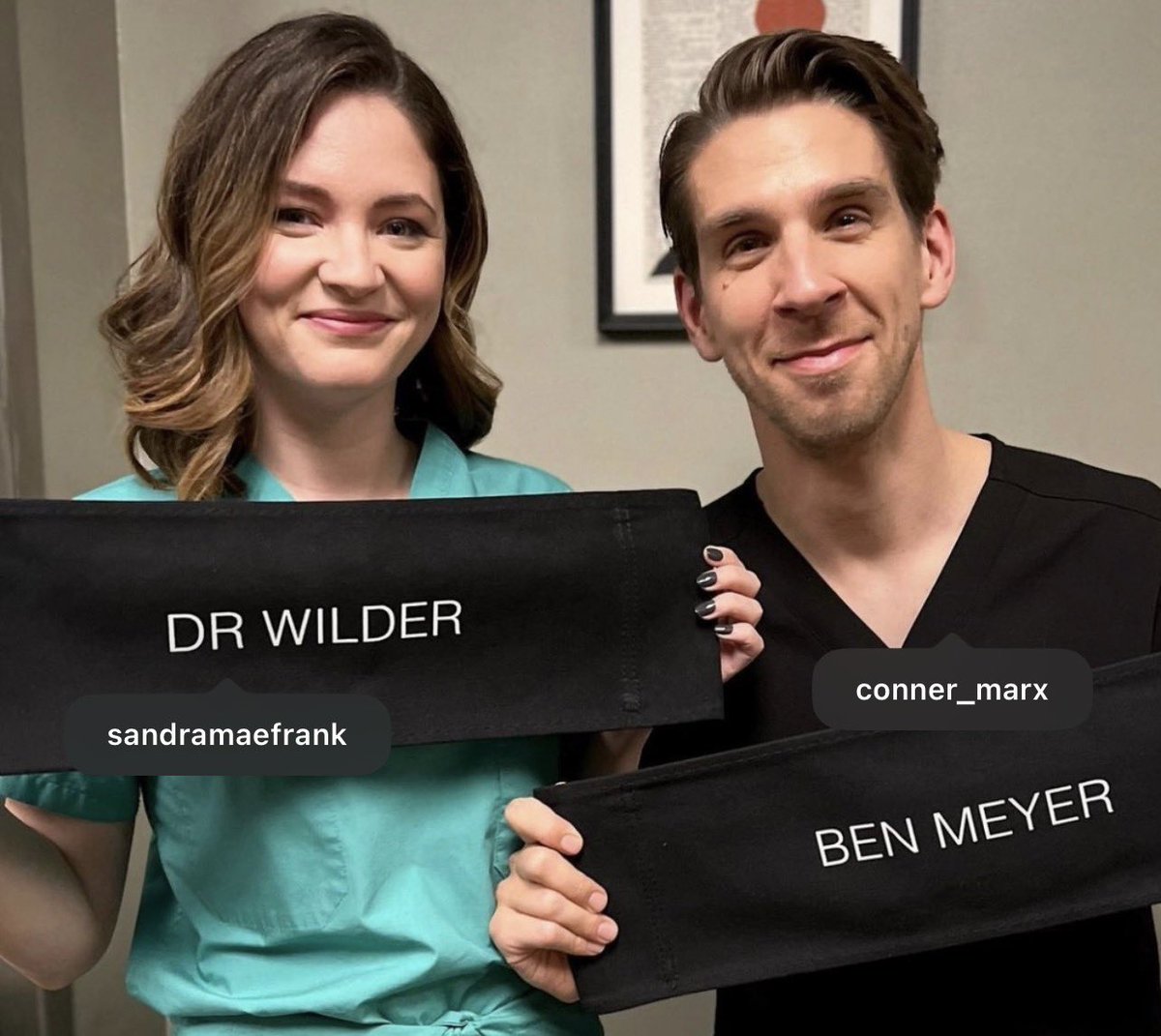 atento27's tweet photo. Tremendo papel la Dr muda Wilder y su interprete de señal Ben #NewAmsterdam https://t.co/LPJrnKxyU0