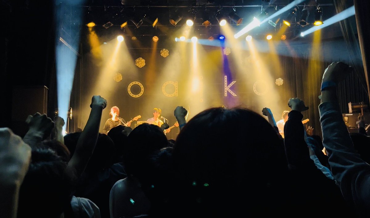 toro_2's tweet photo. ちょうど一年前のsidenerdsはUNITでひたすら爆音かましてたけど、今日はそれ以上にデカいWWW Xでのステージ。それなのにフロアには大勢の客がいて、引きで見たらめちゃくちゃいい景色だった！　もういっぱい手がブチ上がるライブになってます、って笑 https://t.co/rLvqhqlsMs