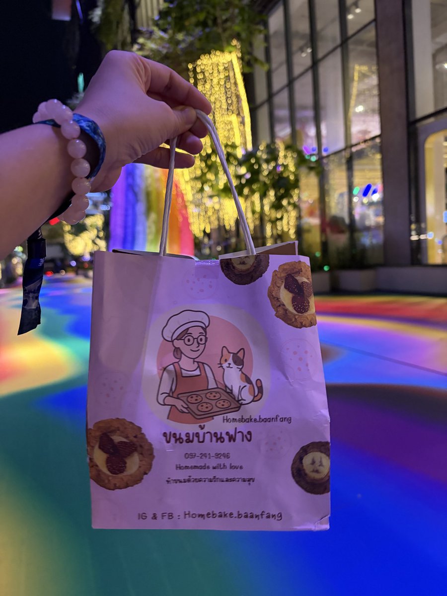FangFang6395's tweet photo. งื้อ🥹 เอาขนมมาฝาก วิ่งตามไปส่งไม่ทัน วิ่งวนไปดูที่จอดรถทั้งสองชั้น ไม่เจอ @tanont916 🤍 ไว้เจอกันใหม่นะ วันนี้สนุกมาก เต้นสุดตัว กรี๊ดสุดเสียง รักนะ นนท์เก่งมากก พวกเราก็เก่งมาก #NONTTANONT #nontfam #นนท์ธนนท์ #fangfangxnonttanont #moveonconcert https://t.co/BHsB8ZiLmU