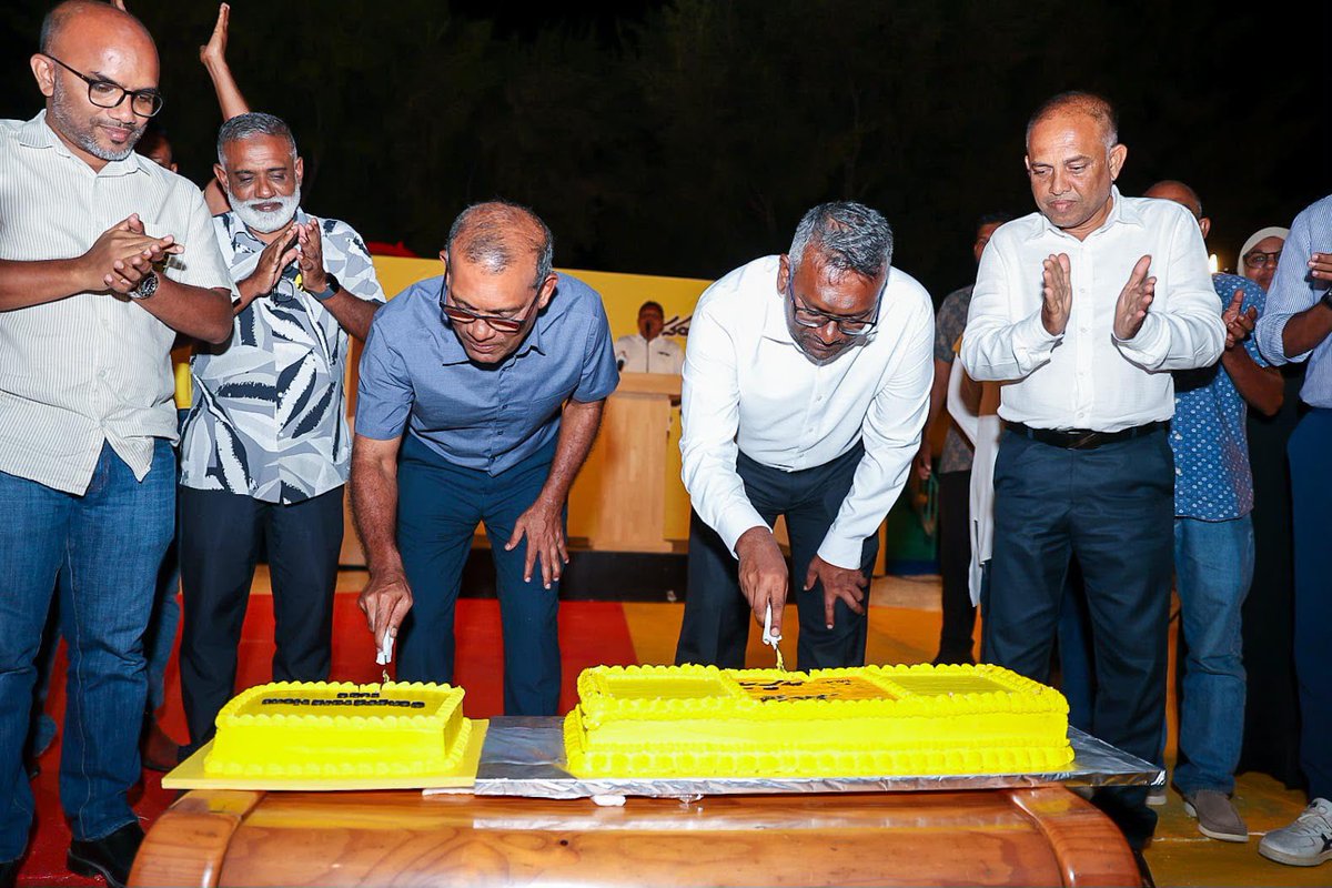 waddey_'s tweet photo. އާއްމުން އެންމެ ގިނަ ކޭކު އަޅައިދިން ރައީސް

(ނޯޓު؛ އެހެން ވެރިން އާއްމުކޮށް ކޭކު އަޅުވަނީ އެސްއޯއީތައް ލައްވައި)

#BoduBadhalu
#VoteAnni https://t.co/4b6UgKYtle