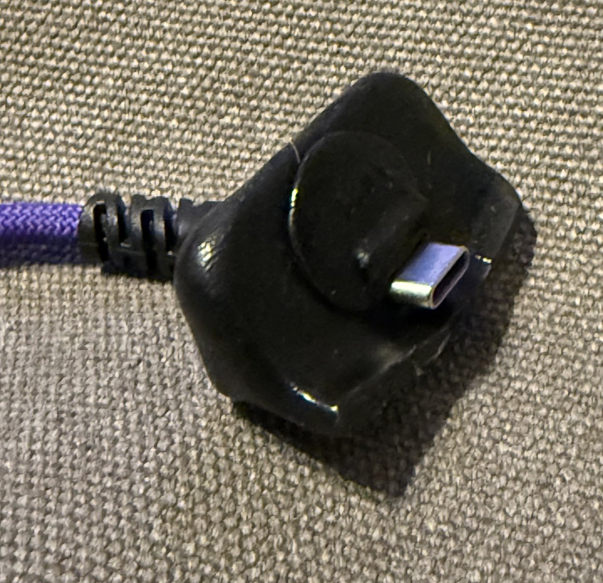 ariela's tweet photo. DS4 Firebird USB Type-C、なんか差し込みが甘いのかコントローラー動かしてると瞬断することが気になったのでおゆまるでアタッチメント作った。
3Dプリンタあったらちゃんと作るのになー https://t.co/FgtQI1hGMF