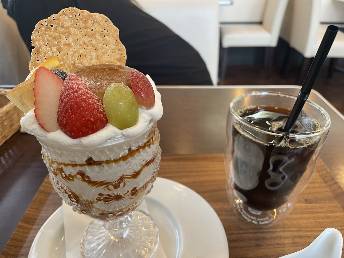 a4869_n's tweet photo. れいと来々軒でランチからのアポロンでプリンパフェ食べて大仏山お散歩。食べて歩いて素晴らしい流れ♡ https://t.co/QzqVSpzOMZ