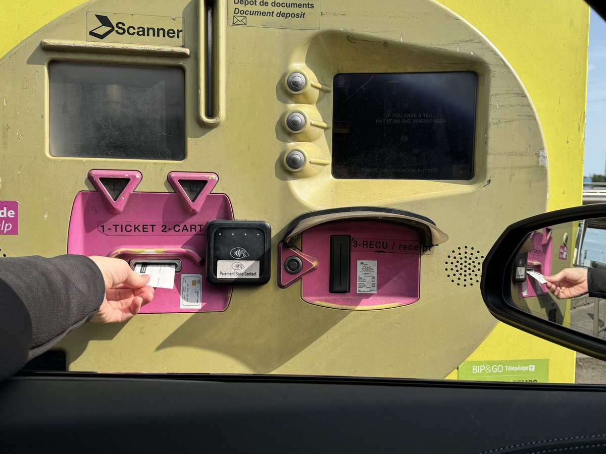 BSMS_2's tweet photo. 料金支払い中
クレジットカードはタッチ決済が主流です
#BSスタッフの車窓から https://t.co/O5wpqcWctF