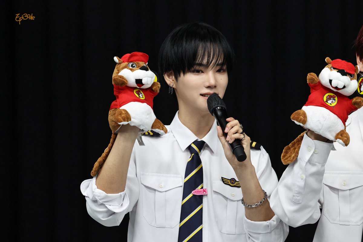 Episode_0108's tweet photo. 260607 MUBEATMALL 👨🏻‍✈️
#앰퍼샌드원 #AMPERSANDONE 
#SIYUN #시윤 #윤시윤 https://t.co/Pm5XkaV1WM