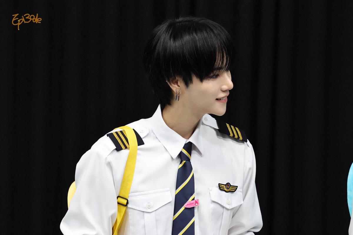 Episode_0108's tweet photo. 260607 MUBEATMALL 👨🏻‍✈️
#앰퍼샌드원 #AMPERSANDONE 
#SIYUN #시윤 #윤시윤 https://t.co/Pm5XkaV1WM