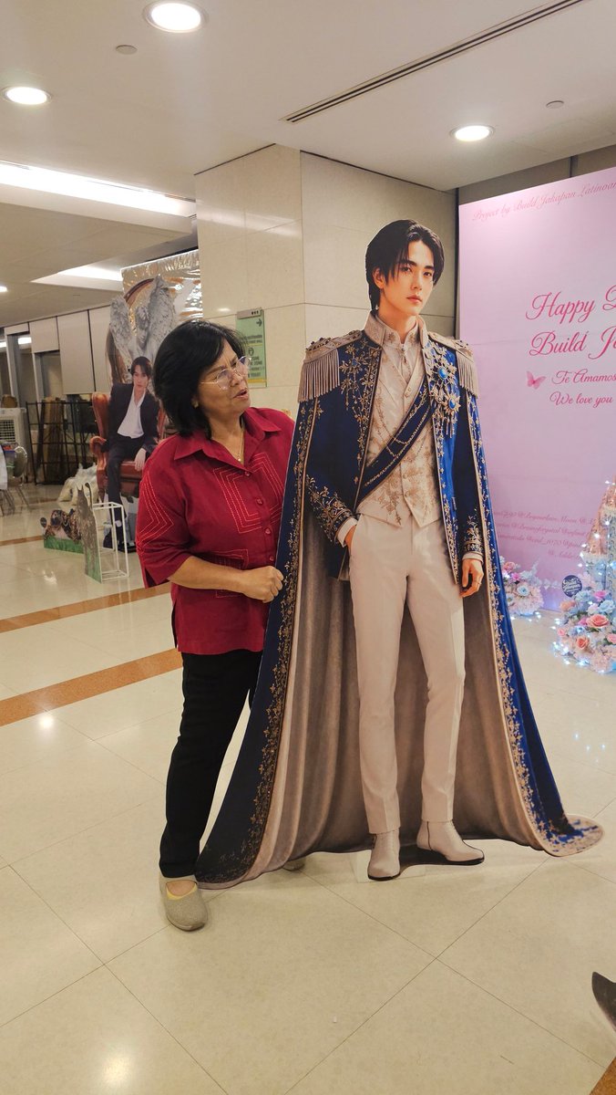saka2kiss's tweet photo. คุณแม่ถูกใจสิ่งนี้ บิวเอ้ย!กลับบ้านไปเจอร่างนี้จะตกใจมัย?🤣
[บิวจักรพันธ์...รักคุณ เสียยิ่งกว่าใคร
มอบกล่องดวงใจ เอาไว้ที่คุณ🎶🎼]

#BUILDsDreamlandThirtyToo
@JakeB4rever 
#BuildJakapan #Beyourluve https://t.co/TEVGaqlaXd