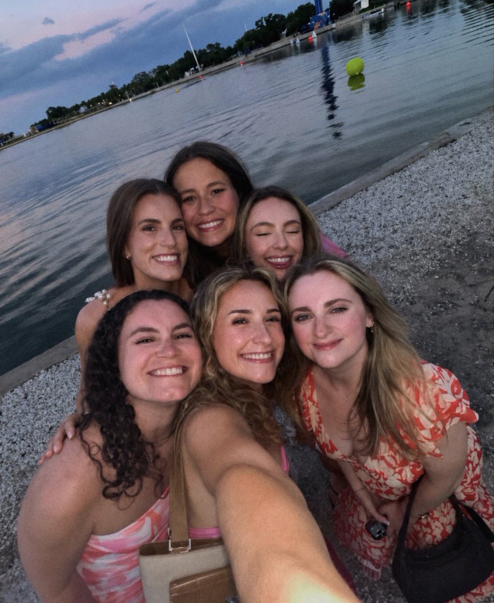 daniellerrnews's tweet photo. #new — Danielle Rose Russell with her friends in Florida yesterday!! 🌷 https://t.co/lHJy4sHdWD