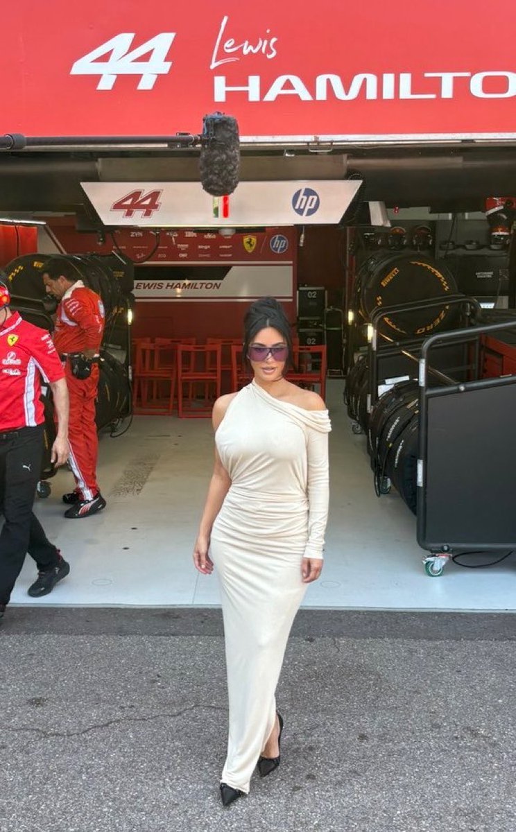 f1corradi's tweet photo. O tamanho das coisas:

Do sábado para o domingo,  Kim Kardashian entendeu onde estava. https://t.co/5Ev6ohkmgU