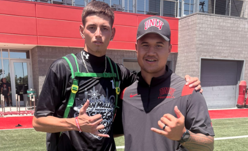sixstarfootball's tweet photo. EVENT COVERAGE | Several Talented WR/TE Prospects Make Noise at UNLV Camp

📈Strong showings helped elevate recruiting stock in front of the UNLV staff

📖Full recap+scouting reports now live!

STORY▶️https://t.co/UVVEyT5g32

@Kaleb_Berto16 @RobertHarris3_ @DominicHawkins_ @DarrienJohnson0 @DaylenJohnsonn @Tayvin_Kahele @KyMatthews11 @braden_mcd2 @PaytonMercadal @TannerPeter808 @Joel_Ramos11 @Royce_Sarg12 @JordanSic2027 @cantguardjaxon @BryceThacker_ @Mani_Tuuao1 @Anthonyeby3 @sterlingEgph @brayden_brock10 @ZayChristensen @a1ync9 @tristancorona7 @omega_cruise @N8_951 @ZaydenDT @jacobd179 @Nehemiahflash