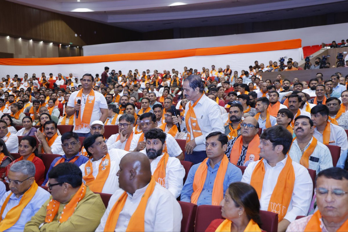iJagdishBJP's tweet photo. ગાંધીનગર લોકસભા, હરિયાળી લોકસભા

માનનીય કેન્દ્રીય ગૃહ અને સહકાર મંત્રી શ્રી @AmitShah સાહેબના માર્ગદર્શન હેઠળ ગાંધીનગર લોકસભાને વધુ હરિયાળી અને બનાવવાનું અભિયાન અભૂતપૂર્વ સ્તરે પહોંચ્યું છે. આગામી સમયમાં 'એક પેડ મા કે નામ' અભિયાન અંતર્ગત ૧.૨૫ કરોડ વૃક્ષારોપણના ભગીરથ લક્ષ્યને સિદ્ધ કરવા સંગઠન સજ્જ છે.

આજે અમદાવાદ ખાતે ગાંધીનગર લોકસભાની બૃહદ બેઠકમાં માનનીય મુખ્યમંત્રી શ્રી @Bhupendrapbjp સાથે ઉપસ્થિત રહી આગામી આયોજનની ચર્ચા કરી અને કાર્યકર્તાઓ સાથે સંવાદ કર્યો.