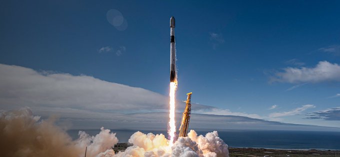 Zonned23's tweet photo. The week's biggest story: SpaceX filed for the largest IPO in history.  Elon Musk's rocket and AI giant set a fixed price of $135/share across 555.6 million shares — a $75 billion raise at a $1.77 trillion valuation. The Nasdaq debut is expected the week of June 12 under ticker $SPCX.