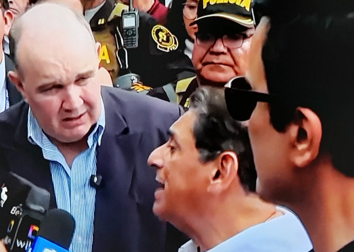 SDLPeru's tweet photo. ALERTA #FraudePeru #SegundaVuelta
EL PERÚ ESTÁ EN PELIGRO
Rafael López Aliaga, Carlos Álvarez y Carlos Espá fueron a votar juntos a sus mesas de votación.

Evitemos ese empate técnico que se presta para el FRAUDE MAFIOSO, la diferencia debe ser por millones, por ello nuestro llamado a todos los peruanos que votaron en la primera vuelta viciado o en blanco para que VOTEN EN CONTRA de la MAFIA CAVIAR, COMUNISTA-SOCIALISTA-TERRORISTA y GLOBALISTA. Fuimos más de dos millones, nuestro deber es el fin permanente: LA LIBERTAD.

Este domingo enviar o subir  fotografias y videos en Facebook y X usando el hashtag #FraudePeru para compartirlo en vivo vía youtube desde las 5 p.m. en  nuestro canal.

Link 👇de TRANSMISIÓN EN VIVO domingo 7 de junio desde 5 pm Perú

https://t.co/d7g2O4kn7c

REPORTE
Nuevamente el material electoral llegó con retraso a diferentes centros de votacion.
A las 8 am de 90 mil mesas solo se instalaron 22 mil, mas del 70% de las mesas no se instalaron.

ONPE reincide su negligencia 
JNE mintio al afirmar que se habia distribuido el material oportunamente.

De 100 mesas en la UNMSM solo 15 se instalaron hasta 8 am
En la universidad de Lima no se instalan mesas por falta de material electoral, repitiendo lo ocurrido el 12 de abril
Pasa lo mismo en otros centros de votación
#TerrorismoNuncaMás